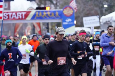 Madison, Wisconsin / ABD - 10 Kasım 2019: Birçok koşucu ve koşucu ve koşucu MADISON MARATHON 'a SSM HASTANESİ tarafından sunuldu.