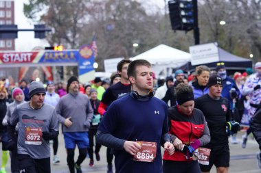 Madison, Wisconsin / ABD - 10 Kasım 2019: Birçok koşucu ve koşucu ve koşucu MADISON MARATHON 'a SSM HASTANESİ tarafından sunuldu.