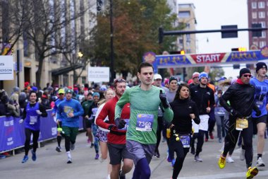 Madison, Wisconsin / ABD - 10 Kasım 2019: Birçok koşucu ve koşucu ve koşucu MADISON MARATHON 'a SSM HASTANESİ tarafından sunuldu.