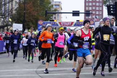 Madison, Wisconsin / ABD - 10 Kasım 2019: Birçok koşucu ve koşucu ve koşucu MADISON MARATHON 'a SSM HASTANESİ tarafından sunuldu.