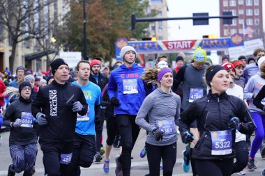 Madison, Wisconsin / ABD - 10 Kasım 2019: Birçok koşucu ve koşucu ve koşucu MADISON MARATHON 'a SSM HASTANESİ tarafından sunuldu.