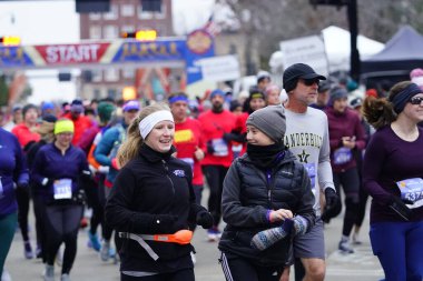 Madison, Wisconsin / ABD - 10 Kasım 2019: Birçok koşucu ve koşucu ve koşucu MADISON MARATHON 'a SSM HASTANESİ tarafından sunuldu.