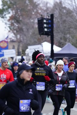 Madison, Wisconsin / ABD - 10 Kasım 2019: Birçok koşucu ve koşucu ve koşucu MADISON MARATHON 'a SSM HASTANESİ tarafından sunuldu.