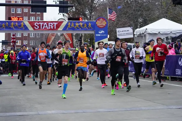 Madison, Wisconsin / ABD - 10 Kasım 2019: Birçok koşucu ve koşucu ve koşucu MADISON MARATHON 'a SSM HASTANESİ tarafından sunuldu.