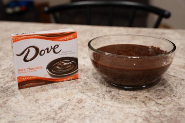 Fond du Lac, Wisconsin USA - 15 Şubat 2024: Bir kutu Dove Dark Chocolate puding bir kase çikolatalı pudingin yanında duruyor.