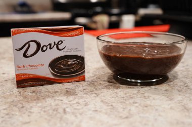 Fond du Lac, Wisconsin USA - 15 Şubat 2024: Bir kutu Dove Dark Chocolate puding bir kase çikolatalı pudingin yanında duruyor.