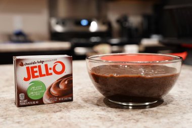 Fond du Lac, Wisconsin USA - 15 Şubat 2024: Bir kase çikolatalı pudingin yanında bir kutu jöle 3.9 ons çikolatalı puding.