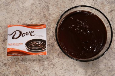 Fond du Lac, Wisconsin USA - 15 Şubat 2024: Bir kutu Dove Dark Chocolate puding bir kase çikolatalı pudingin yanında duruyor.