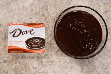 Fond du Lac, Wisconsin USA - 15 Şubat 2024: Bir kutu Dove Dark Chocolate puding bir kase çikolatalı pudingin yanında duruyor.