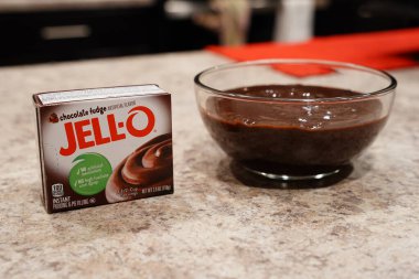 Fond du Lac, Wisconsin USA - 15 Şubat 2024: Bir kase çikolatalı pudingin yanında bir kutu jöle 3.9 ons çikolatalı puding.