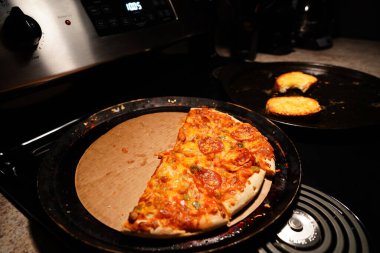 Peyniri yakından gören lezzetli bir pizza.