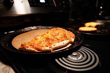 Peyniri yakından gören lezzetli bir pizza.