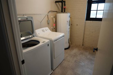 Fond du Lac, Wisconsin USA - 1 Şubat 2023: GE çamaşır makinesi ve GE çamaşır kurutma makinesi çamaşır odasında oturuyor.