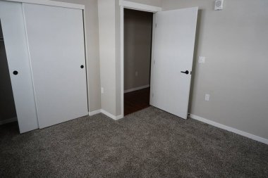 Gri halılı yatak odası apartman dairesi içinde..