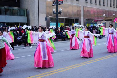 Chicago, Illinois ABD - 23 Kasım 2023: Chicago Koreli dans şirketi Şikago Şükran Günü Geçidi 'ne katıldı.