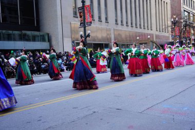 Chicago, Illinois ABD - 23 Kasım 2023: Chicago Koreli dans şirketi Şikago Şükran Günü Geçidi 'ne katıldı.