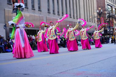 Chicago, Illinois ABD - 23 Kasım 2023: Chicago Koreli dans şirketi Şikago Şükran Günü Geçidi 'ne katıldı.