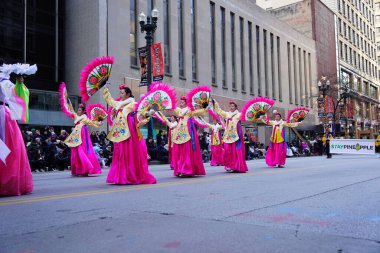 Chicago, Illinois ABD - 23 Kasım 2023: Chicago Koreli dans şirketi Şikago Şükran Günü Geçidi 'ne katıldı.