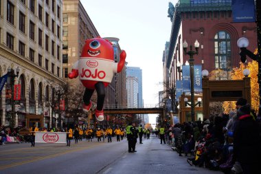Chicago, Illinois ABD - 23 Kasım 2023: Chicago Şükran Günü Geçidi üyeleri balonu State Street 'e çektiler..