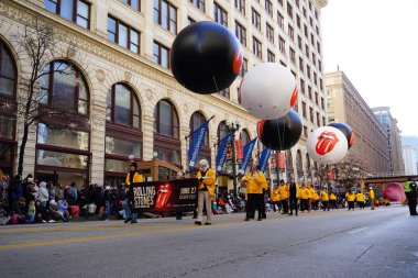 Chicago, Illinois ABD - 23 Kasım 2023: Chicago Şükran Günü Geçidi üyeleri balonu State Street 'e çektiler..