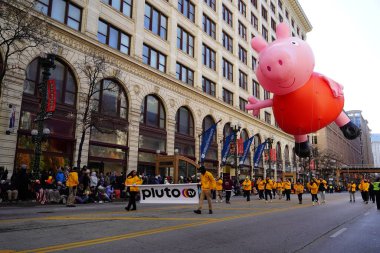 Chicago, Illinois ABD - 23 Kasım 2023: Chicago Şükran Günü Geçidi üyeleri balonu State Street 'e çektiler..