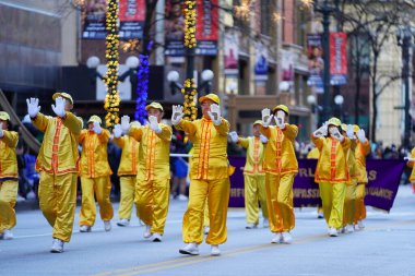Chicago, Illinois ABD - 23 Kasım 2023 Falun Dafa Chicago üyeleri, Falun Gong Chicago Çin dini uygulaması 2023 Chicago Şükran Günü geçit törenine katıldı..