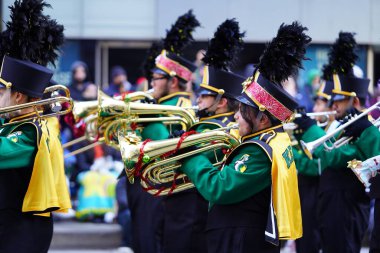 Chicago, Illinois / ABD - 28 Kasım 2019: Kelly Lisesi Truva Müzikal Yürüyüşleri Grubu 2019 'da Dan Amca' nın Chicago Şükran Günü Geçidi 'nde yürüdü..