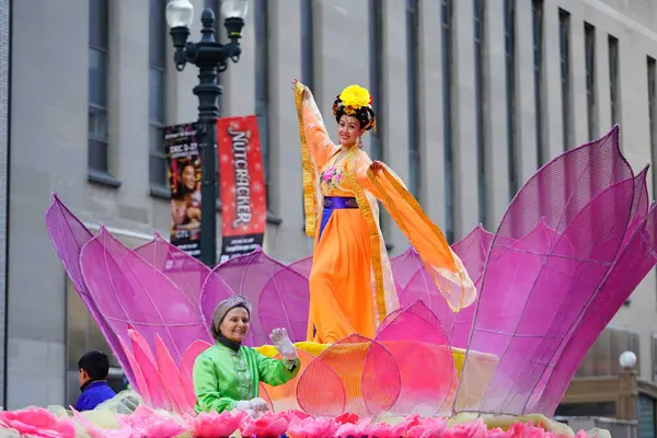 stock image Chicago, Illinois USA - November 23rd, 2023: Members of Falun Dafa Chicago, Falun Gong Chicago a Chinese religion practice participate in 2023 Chicago Thanksgiving Day Parade.