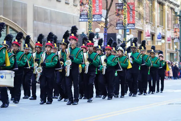 シカゴ イリノイ アメリカ 2019年11月28日 ケリー高校トロイの木馬ミュージカルマーチングバンド シカゴの叔父ダンのシカゴ感謝祭パレードで行進 — ストック写真