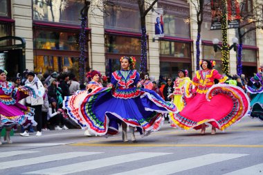 Chicago, Illinois ABD - 23 Kasım 2019: Guatemala Kültür Evi Casa de la Cultura Guatemalteca en Chicago 2023 Chicago Şükran Günü Geçidi 'ne katıldı ve dans etti..