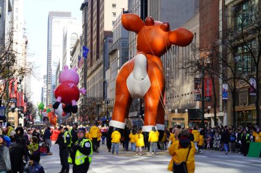 Chicago, Illinois ABD - 23 Kasım 2023 Şikago Şükran Günü Geçidi üyeleri Rudolph 'u kırmızı burunlu ren geyiği balonuyla State Street' e çektiler..