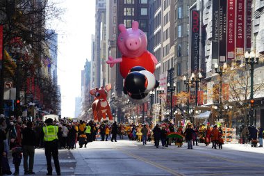 Chicago, Illinois ABD - 23 Kasım 2023: Chicago Şükran Günü Geçidi üyeleri balonu State Street 'e çektiler..