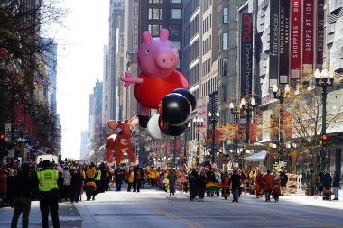 Chicago, Illinois ABD - 23 Kasım 2023: Chicago Şükran Günü Geçidi üyeleri balonu State Street 'e çektiler..