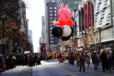 Chicago, Illinois ABD - 23 Kasım 2023: Chicago Şükran Günü Geçidi üyeleri balonu State Street 'e çektiler..