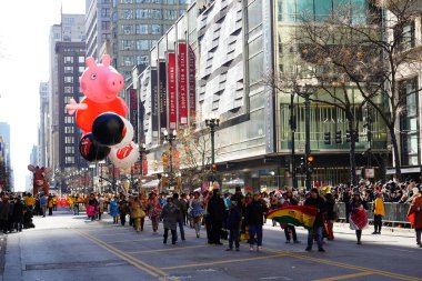 Chicago, Illinois ABD - 23 Kasım 2023: Chicago Şükran Günü Geçidi üyeleri balonu State Street 'e çektiler..
