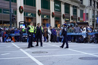 New York, ABD - 16 Aralık, 2019: Manhattan şehrinde polis memuru.