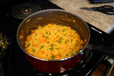 Makarna ve peynirden yapılmak üzere çaydanlıkta kaynayan spiral makarna..