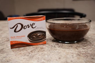 Fond du Lac, Wisconsin USA - 15 Şubat 2024: Bir kutu Dove Dark Chocolate puding bir kase çikolatalı pudingin yanında duruyor.