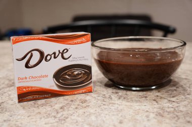 Fond du Lac, Wisconsin USA - 15 Şubat 2024: Bir kutu Dove Dark Chocolate puding bir kase çikolatalı pudingin yanında duruyor.