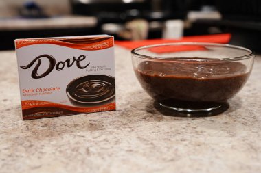 Fond du Lac, Wisconsin USA - 15 Şubat 2024: Bir kutu Dove Dark Chocolate puding bir kase çikolatalı pudingin yanında duruyor.
