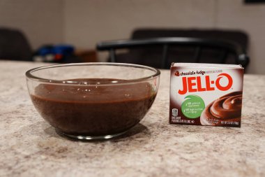 Fond du Lac, Wisconsin USA - 15 Şubat 2024: Bir kase çikolatalı pudingin yanında bir kutu jöle 3.9 ons çikolatalı puding.