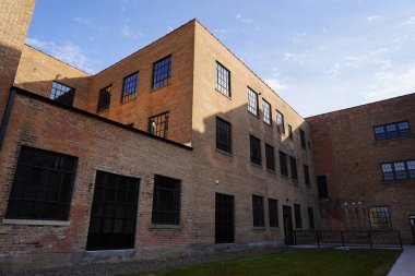 Fond du Lac, Wisconsin USA - 8 Şubat 2024: Eski tarihi Kuzey Tabut Şirketi binası, halkın kiralayıp kullanabileceği apartmanlara dönüştü .