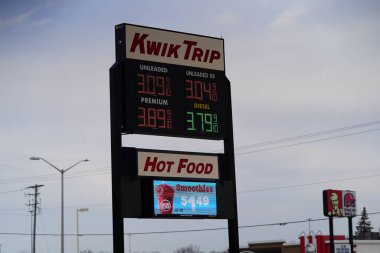 Mauston, Wisconsin ABD - 7 Şubat 2022: Wisconsin Kwik Trip 'te yakıt fiyatları Joe Biden yönetiminden gelen enflasyon nedeniyle 3 dolar 30 sentin üzerinde..