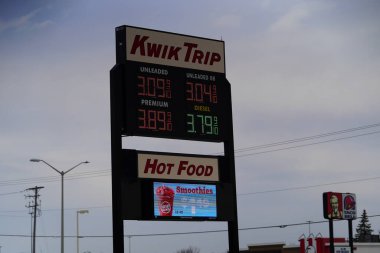 Mauston, Wisconsin ABD - 7 Şubat 2022: Wisconsin Kwik Trip 'te yakıt fiyatları Joe Biden yönetiminden gelen enflasyon nedeniyle 3 dolar 30 sentin üzerinde..
