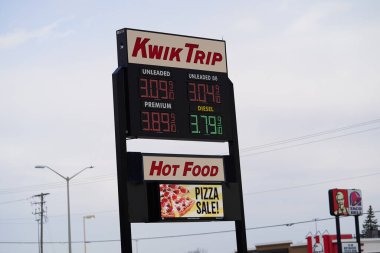 Mauston, Wisconsin ABD - 7 Şubat 2022: Wisconsin Kwik Trip 'te yakıt fiyatları Joe Biden yönetiminden gelen enflasyon nedeniyle 3 dolar 30 sentin üzerinde..