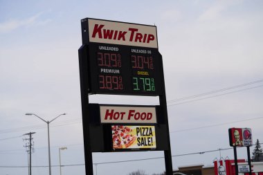 Mauston, Wisconsin ABD - 7 Şubat 2022: Wisconsin Kwik Trip 'te yakıt fiyatları Joe Biden yönetiminden gelen enflasyon nedeniyle 3 dolar 30 sentin üzerinde..