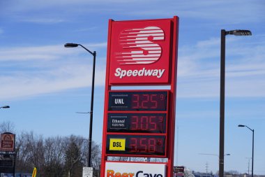 Mauston, Wisconsin ABD - 7 Şubat 2022: Wisconsin yarış pistindeki yakıt fiyatları Joe Biden yönetiminin enflasyonundan dolayı 3 doların üzerinde..