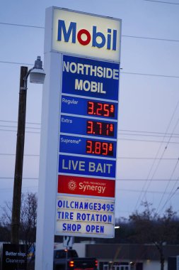 Mauston, Wisconsin ABD - 7 Şubat 2022: Wisconsin benzin istasyonlarındaki yakıt fiyatları Joe Biden yönetiminden gelen enflasyon nedeniyle 3 dolar 30 sentin üzerinde..