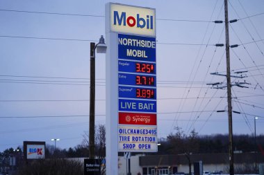 Mauston, Wisconsin ABD - 7 Şubat 2022: Wisconsin benzin istasyonlarındaki yakıt fiyatları Joe Biden yönetiminden gelen enflasyon nedeniyle 3 dolar 30 sentin üzerinde..
