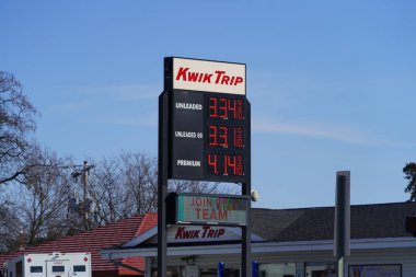 Mauston, Wisconsin ABD - 7 Şubat 2022: Wisconsin Kwik Trip 'te yakıt fiyatları Joe Biden yönetiminden gelen enflasyon nedeniyle 3 dolar 30 sentin üzerinde..